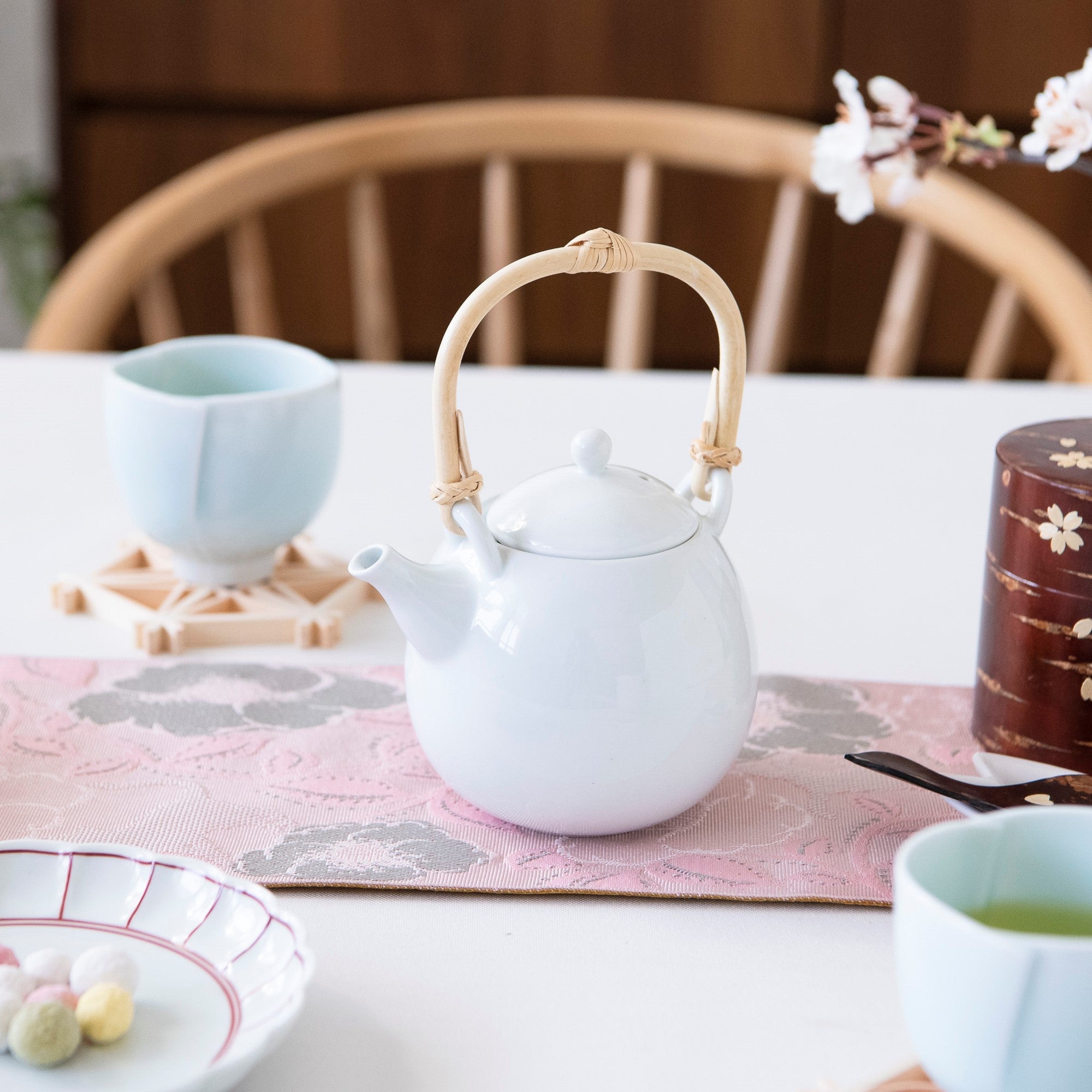 White Porcelain Mino Ware Japanese Teapot 15.9oz(470ml) - MUSUBI KILN - Handmade Japanese Tableware and Japanese Dinnerware